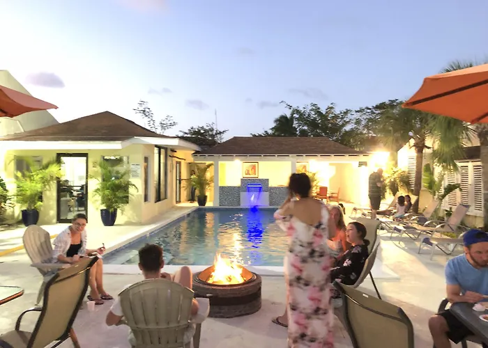 Colony Club Inn & Suites