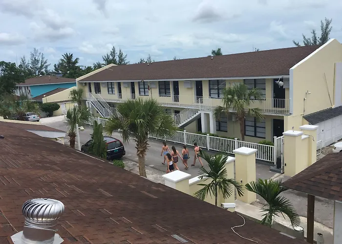 Colony Club Inn & Suites